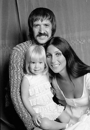 A popcsillag első férje, Sonny Bono volt, akit 16 évesen ismert meg, két évre rá feleségül ment hozzá, majd sikeres előadóduó lettek. Tíz év házasság után Cher meglepő indokkal kezdeményezte a válást, azzal, hogy „kényszerű rabszolgaságban” élt. Sonny ugyanis minden pénzért elszedte, és az élete minden részletét kontrollálta, miközben sorozatosan megcsalta. Itt a llányukkal láthatók.