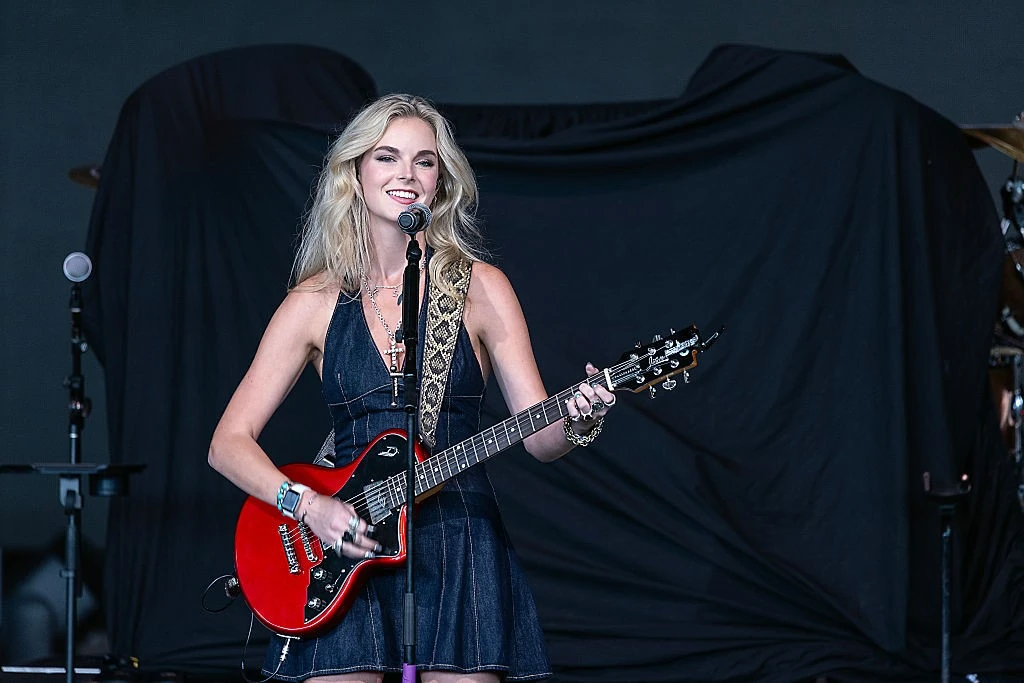 Karley Scott Collins igazi bombázó