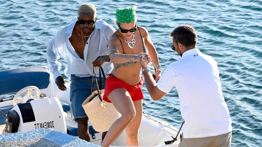 Rita Ora egy szál semmiben is nagyon stílusos