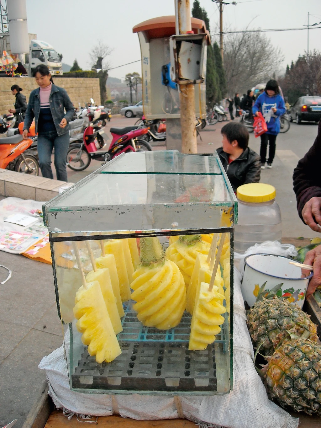 Dengfeng piacán így árulják az ananászt