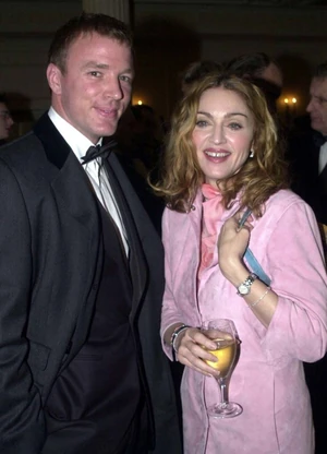 Madonnának is jókora summába fájt a Guy Ritchie-től való válása: a pop királynőjének pénztárcája minimum 76 millió dollárral lett könnyebb, amikor 2008-ban nyolc év után lezárták a kapcsolatukat a nála tíz évvel fiatalabb filmrendezővel