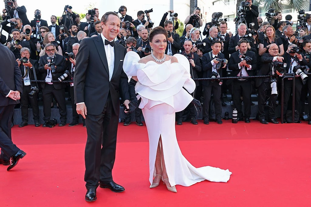 A szépkorú díva, Joan Collins a férjével, a 61 éves Percy Gibsonnal