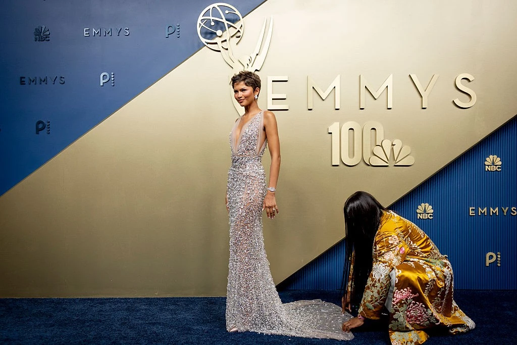 Zendaya vadonatúj pixie frizurával lepte meg a rajongókat, és szokása szerint tündökölt, ezúttal egy ezüstösen csillogó, sejtelmesen áttetsző Louis Vuitton-csodában