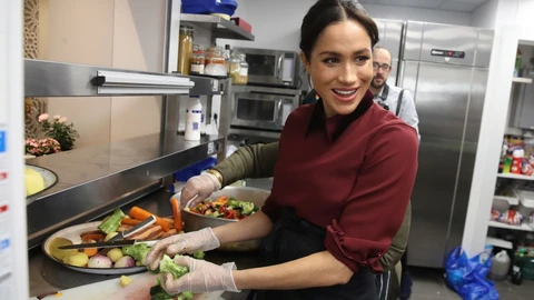 Meghan Markle még mint a királyi család dolgozó tagja rászorulóknak is főzött egy jótékonysági eseményen