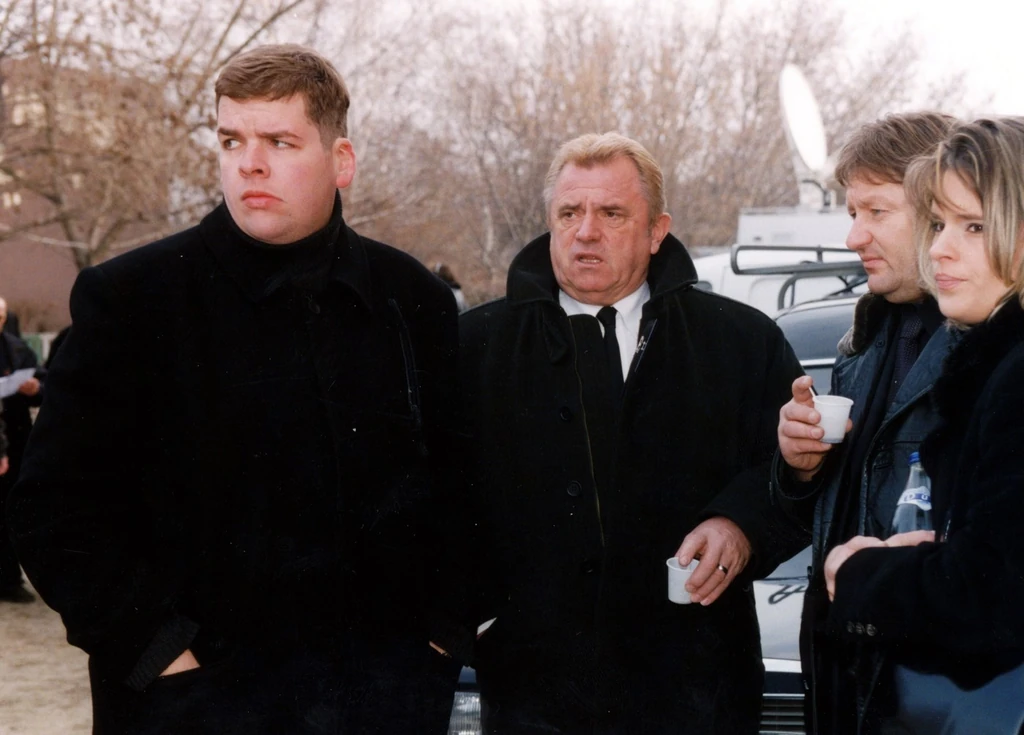 Jimmy temetésén, mellette a legendás labdarúgó és szövetségi kapitány, Mészöly Kálmán