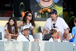 Ashton Kutcher felesége, Mila Kunis sem unja a focit, ahogy a két csemetéjük is lelkes drukker