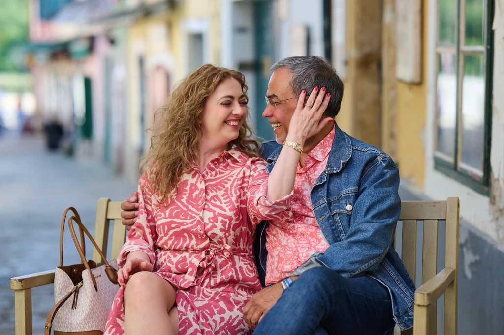 Joshi Bharat nagyon boldog Kiss Virággal