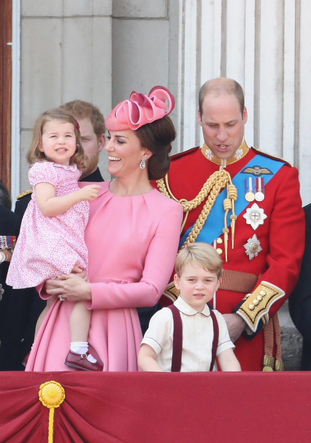 A rózsaszín ruhát sem Diana miatt vette fel