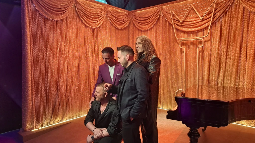 A Zámbó fiúk büszkén pózoltak édesapjuk viaszmásával (Fotó: story.hu)