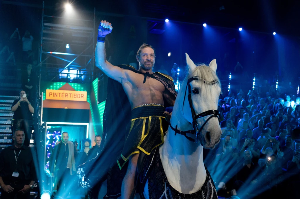 Sztárboxba is lóháton érkezett