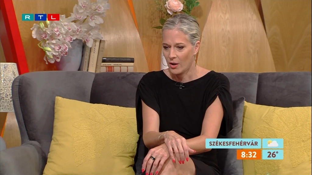 Wolf Kati ősz hajjal érkezett az RTL Reggelibe (Fotó: rtl.hu/Reggeli)