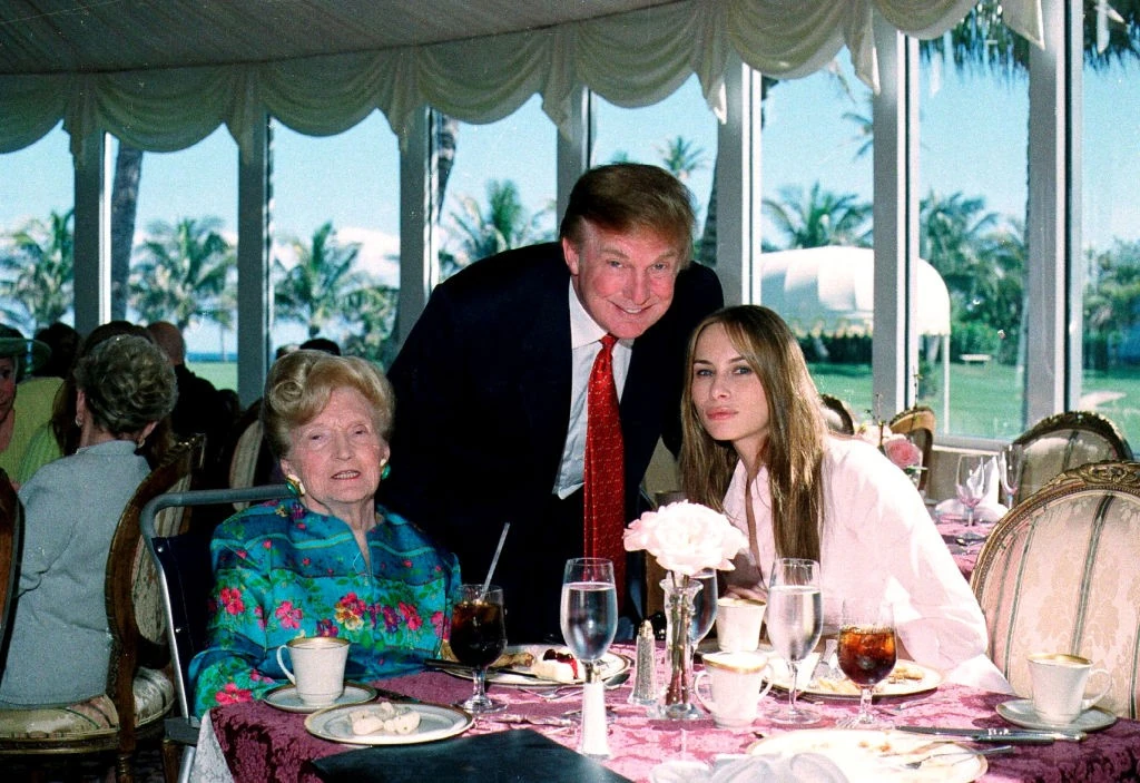 Még 2000-ben, szerelmük hajnalán. Balra Donald Trump édesanyja