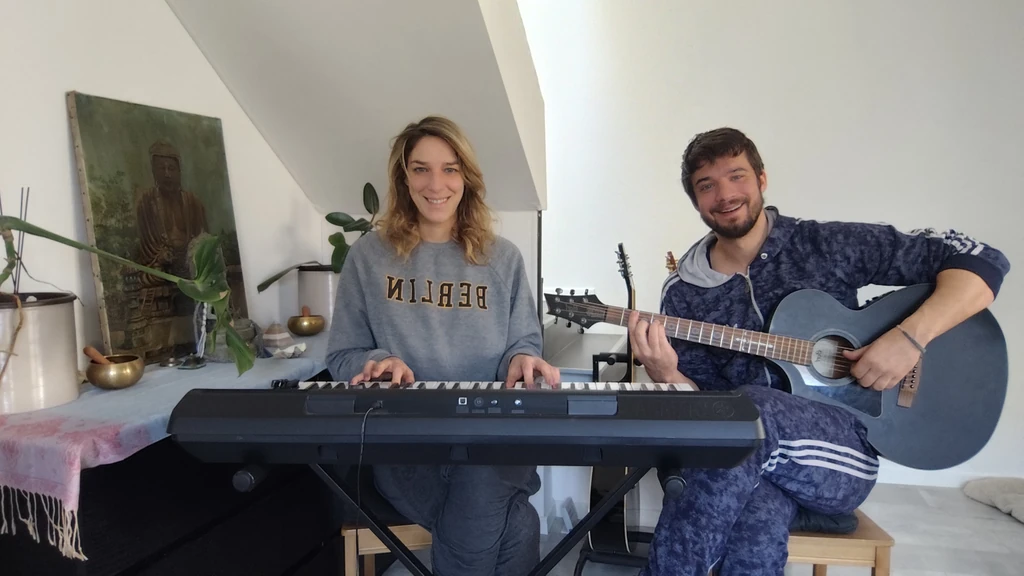 Másfél éve együtt tanulnak gitározni Bencével