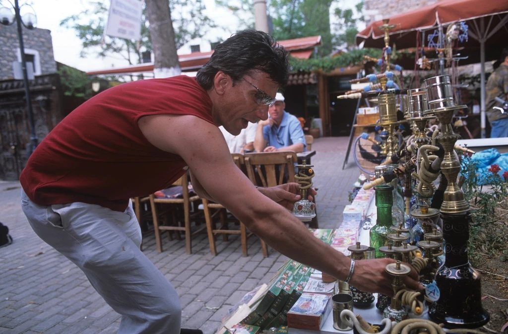 Bochkor Gábor egy törökországi piacon válogat a csecsebecsék között (Fotó: Archív)
