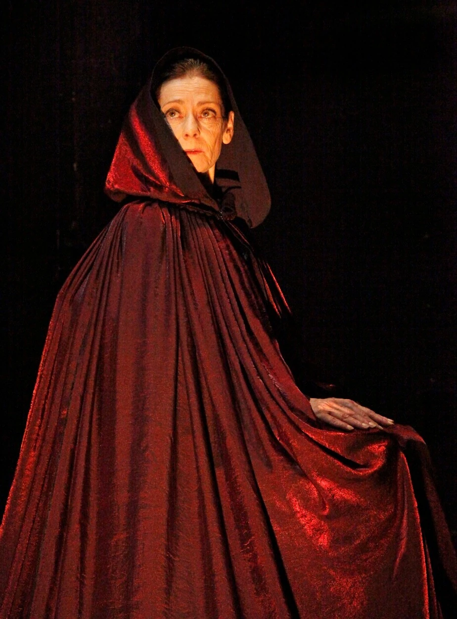 Venczel Vera a Vörös Oroszlán című darabban (Fotó: Vígszínház/Almási J. Csaba)