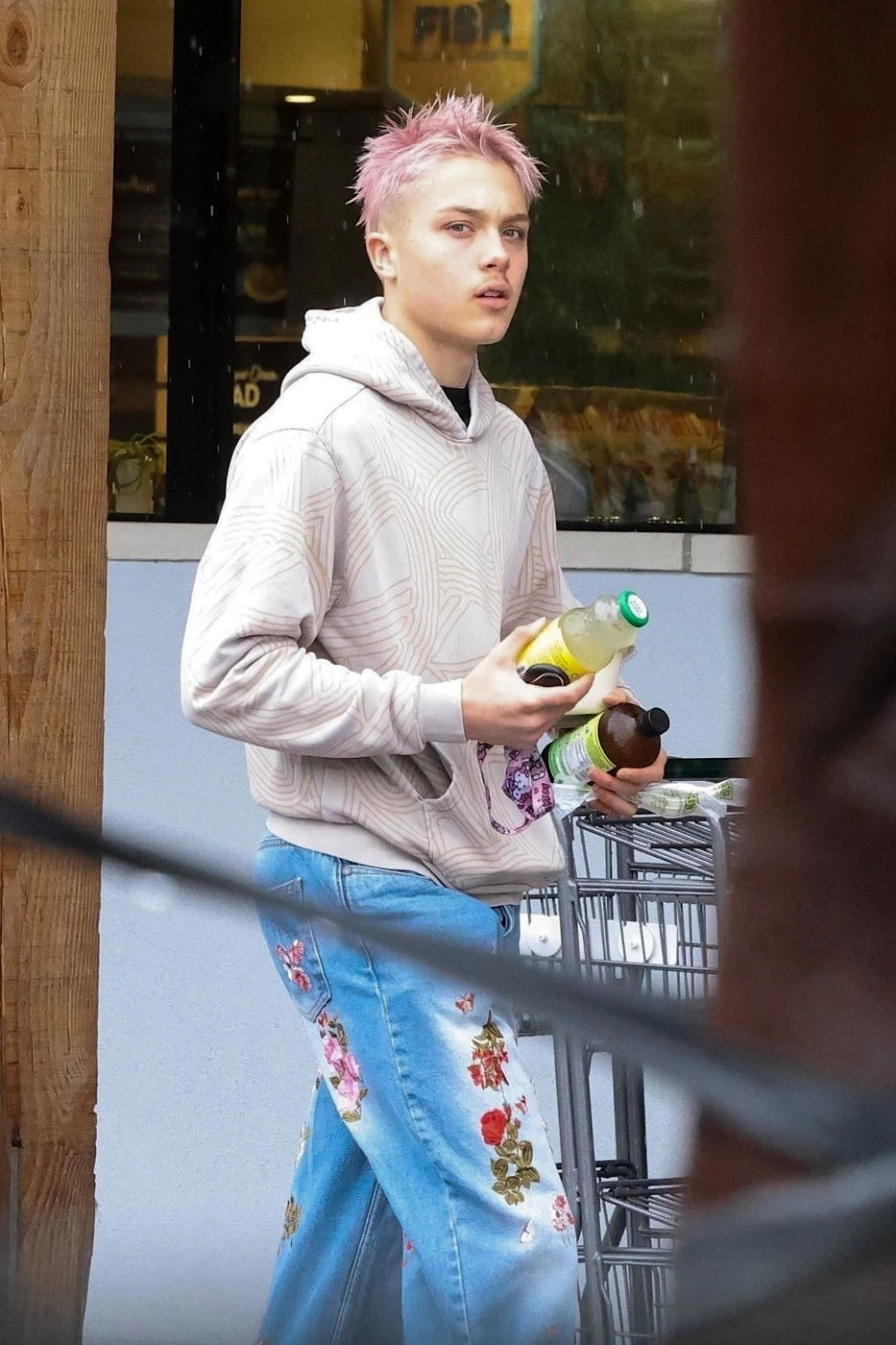 Vásárlás közben kaptám lencsevégre a tinit (Fotó: Profimedia)