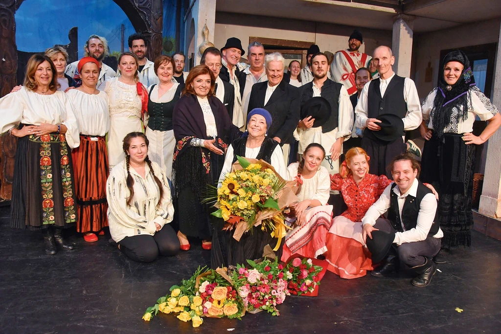 A Turay Ida Színház társulata és a meghatott ünnepelt (Fotó: Olajos Piroska/fotocentral.hu)