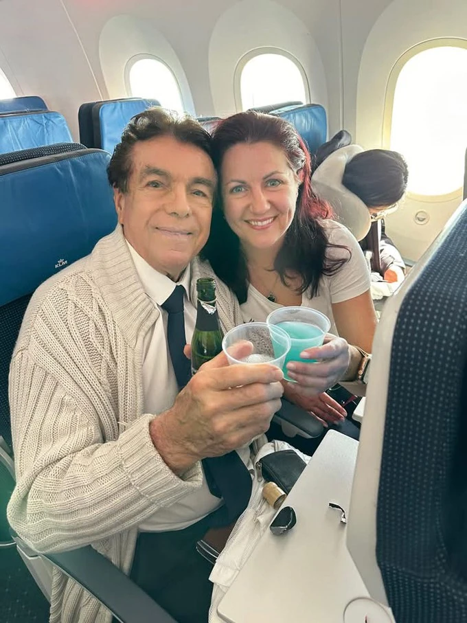 A szülinapos meglepetéspezsgőt kapott a repülőn