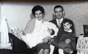 Kiszel Tünde, szülei és nővére, Csilla