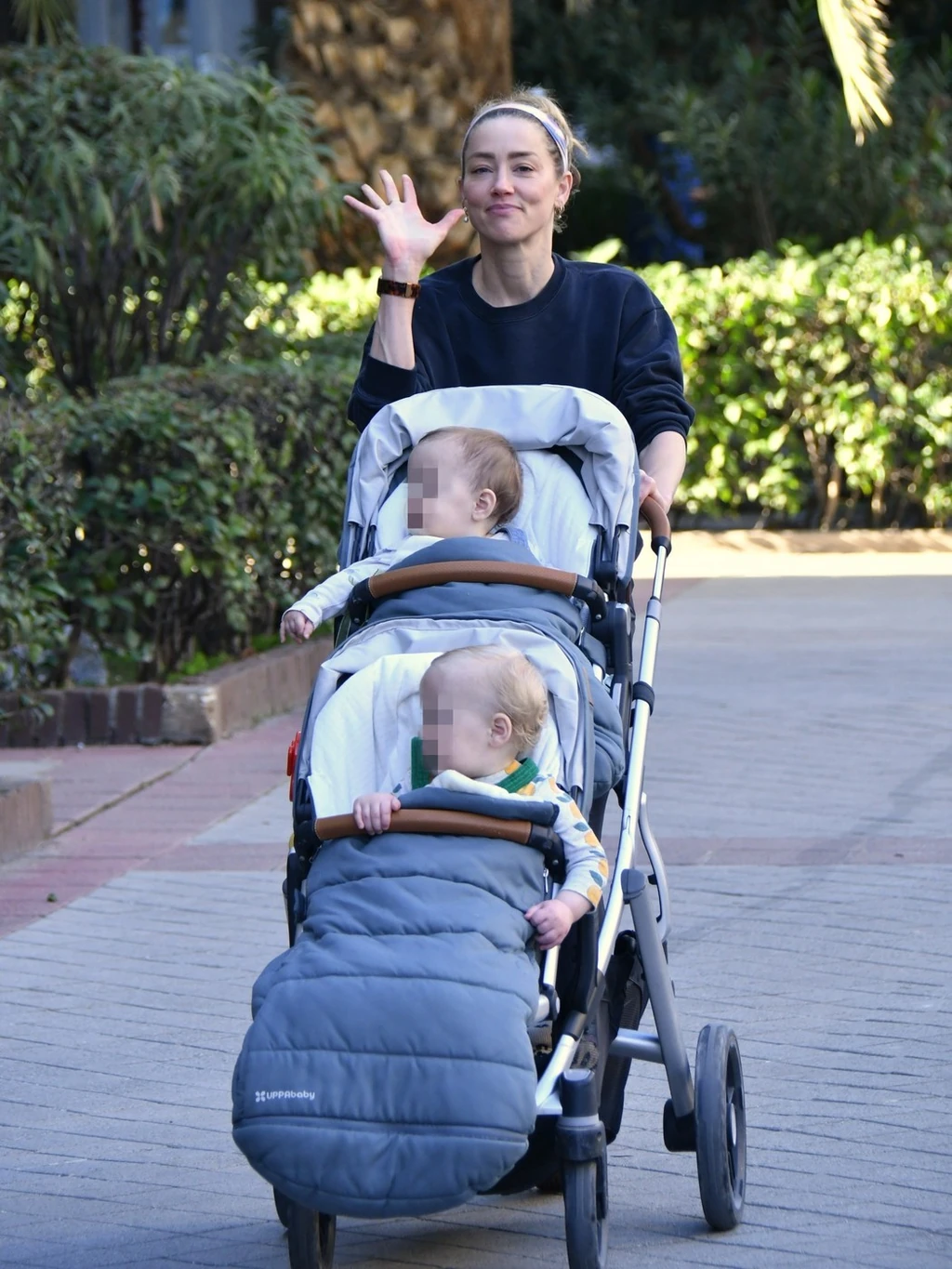 Amber Heard az ikrekkel – az arcukat a személyiségi jogok miatt takarták ki (Fotó: Profimedia)