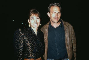 Kevin Costner első válása szintén szerepel a hollywoodi válások pénzügyi horrorlistáján: 1994-ben Cindy Silva közel 80 millió dollárral a zsebében távozott a házasságból. Akkoriban ez horribilis összegnek számított, ma nagyjából a dupláját érné – az érvágás évekre meghatározta a színész karrierjét