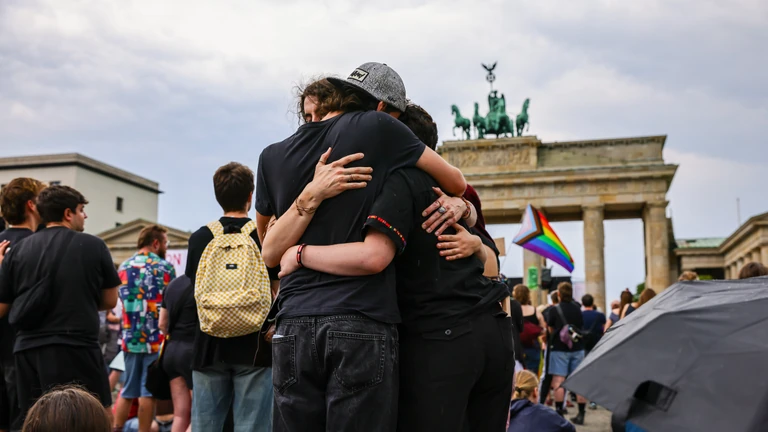 „Közvetlen közelről éltük át” – A Budapest TV sztárja is ott volt, amikor autóval hajtottak a tömegbe a berlini Pride-on