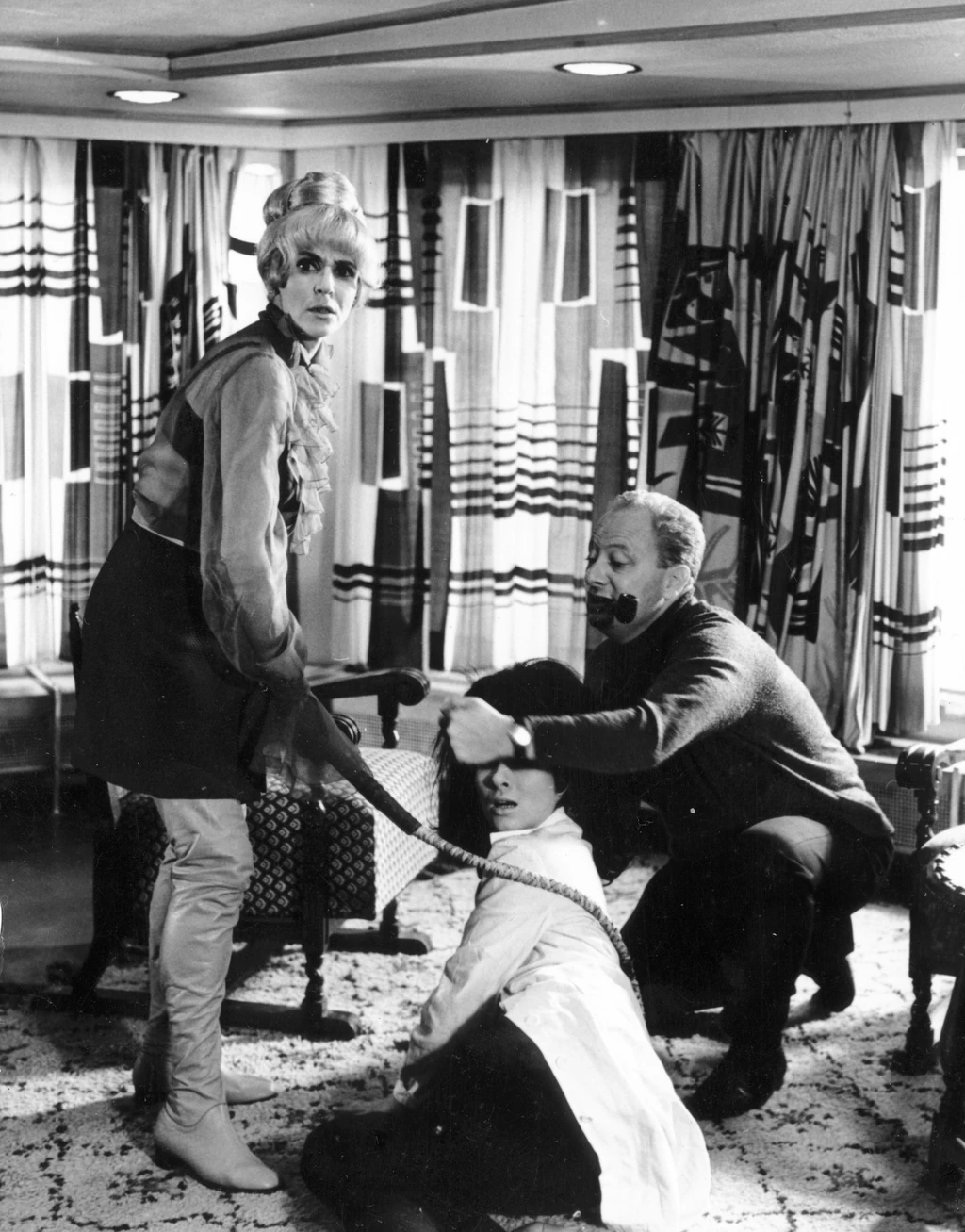 A híres korbácsolós jelenet próbája: Psota Irén, Medveczky Ilona és Révész György rendező