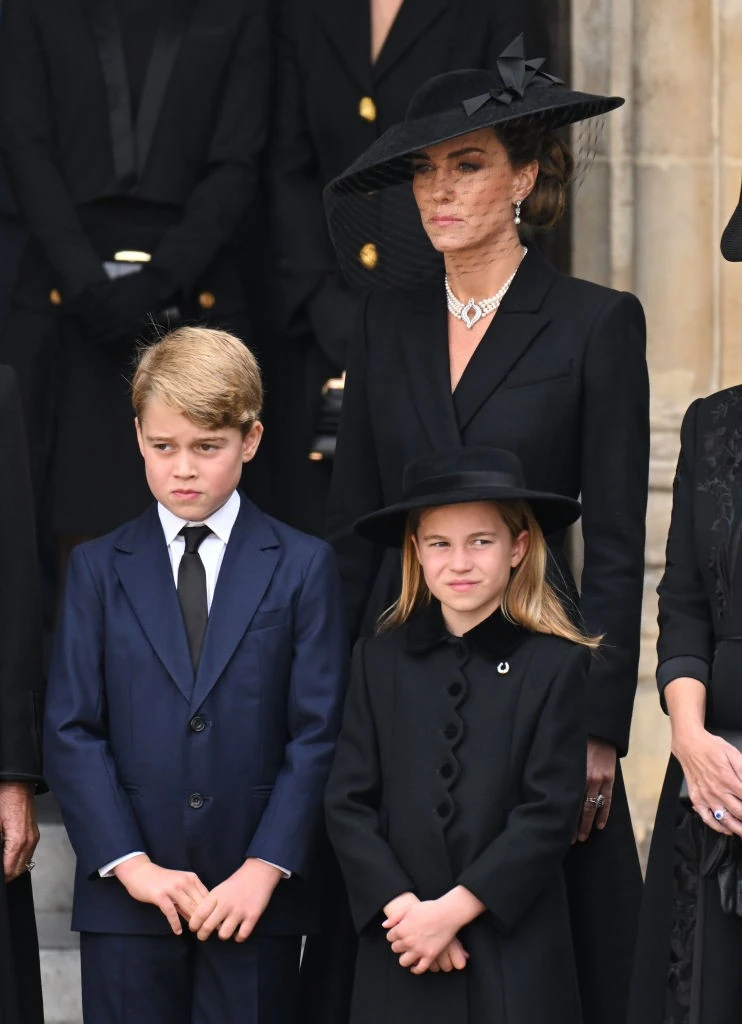 Katalin hercegné Györggyel és Saroltával Erzsébet királynő temetésén 2002 szeptemberében (Fotó: Getty Images)