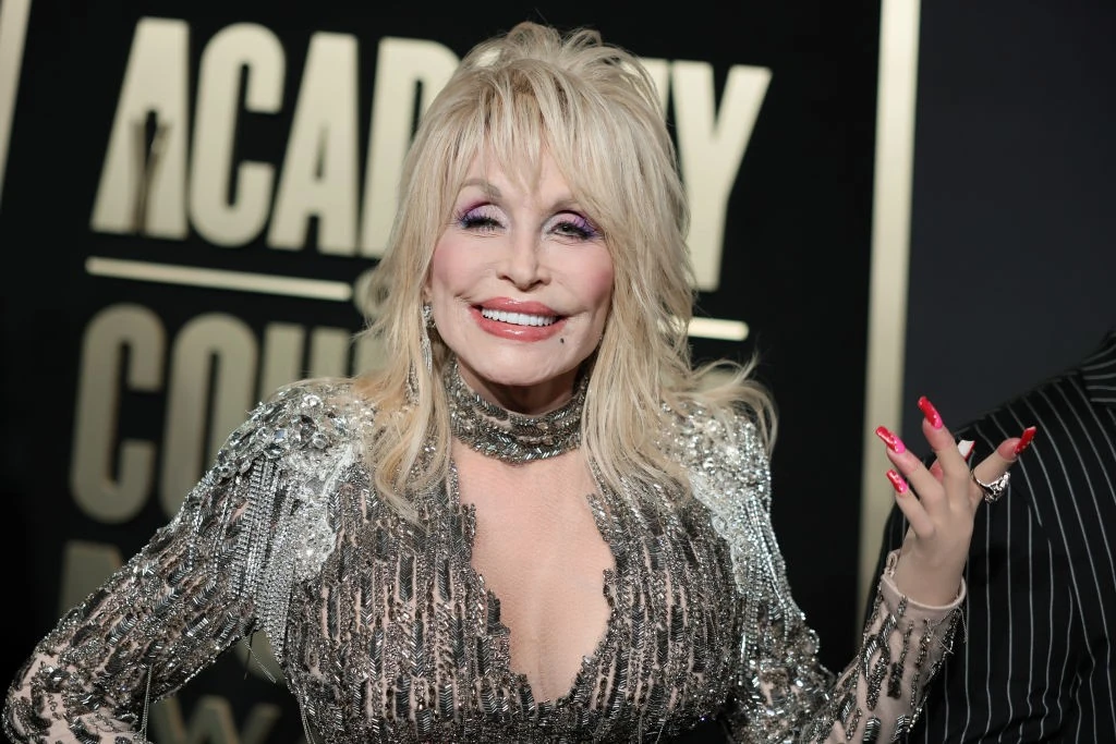 Dolly Parton 2023-ban egy countryzenei díjátadón 