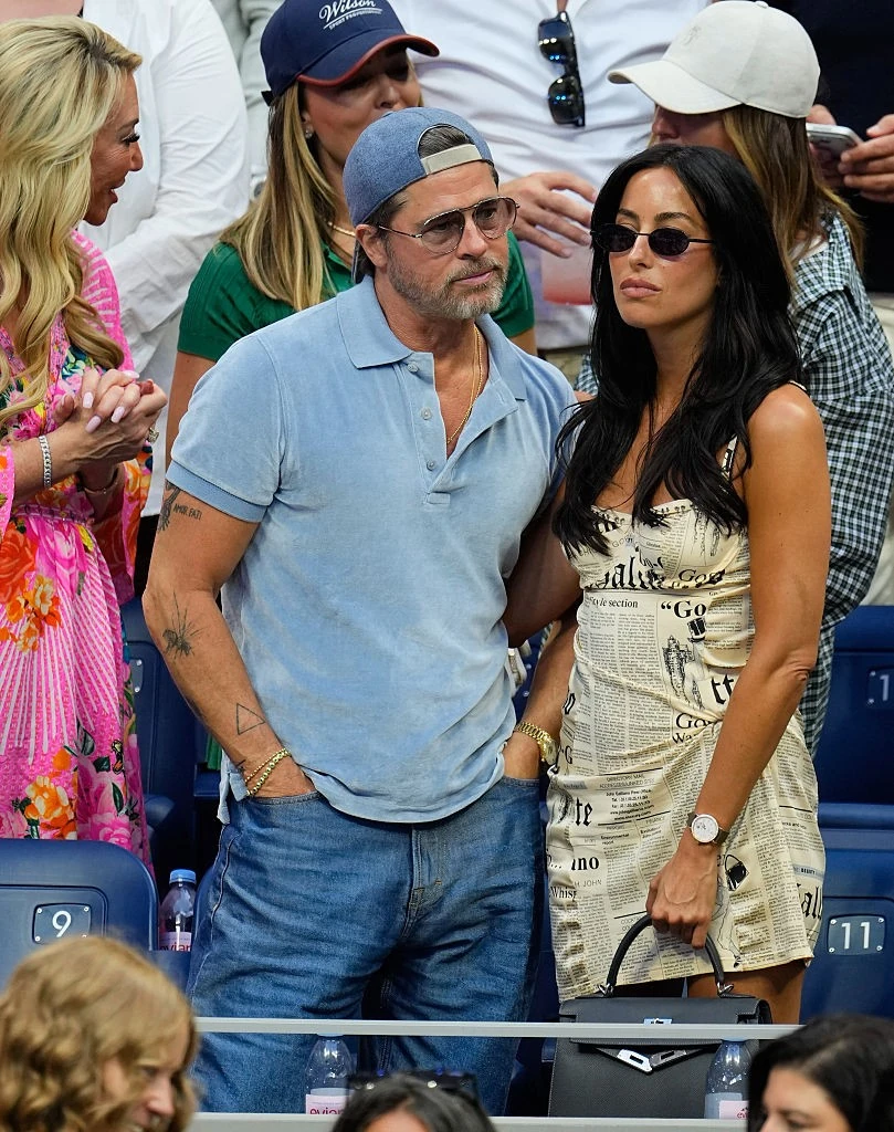 Brad Pitt barátnője 10 napja egy teniszmeccsen is rafinált ruhában jelent meg 