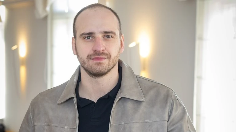 Brasch Bence hajbeültetésen esett át: ilyen dús hajkoronája lett