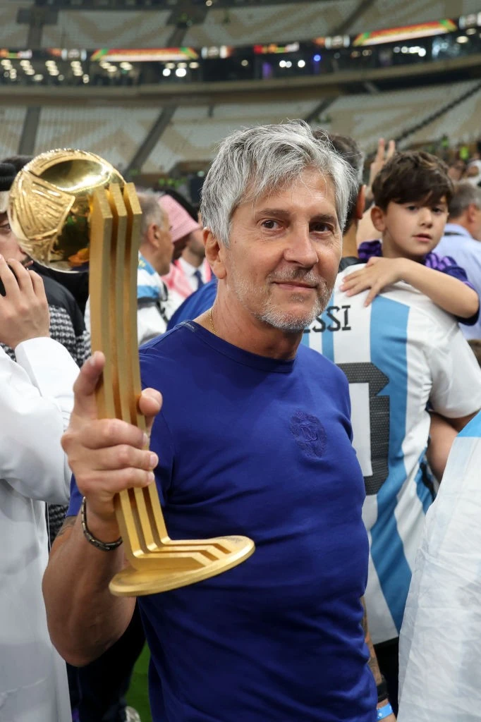 Jorge Messi a négy évvel ezelőtti foci-vb-n a fia legjobb játékosnak járó trófeájával