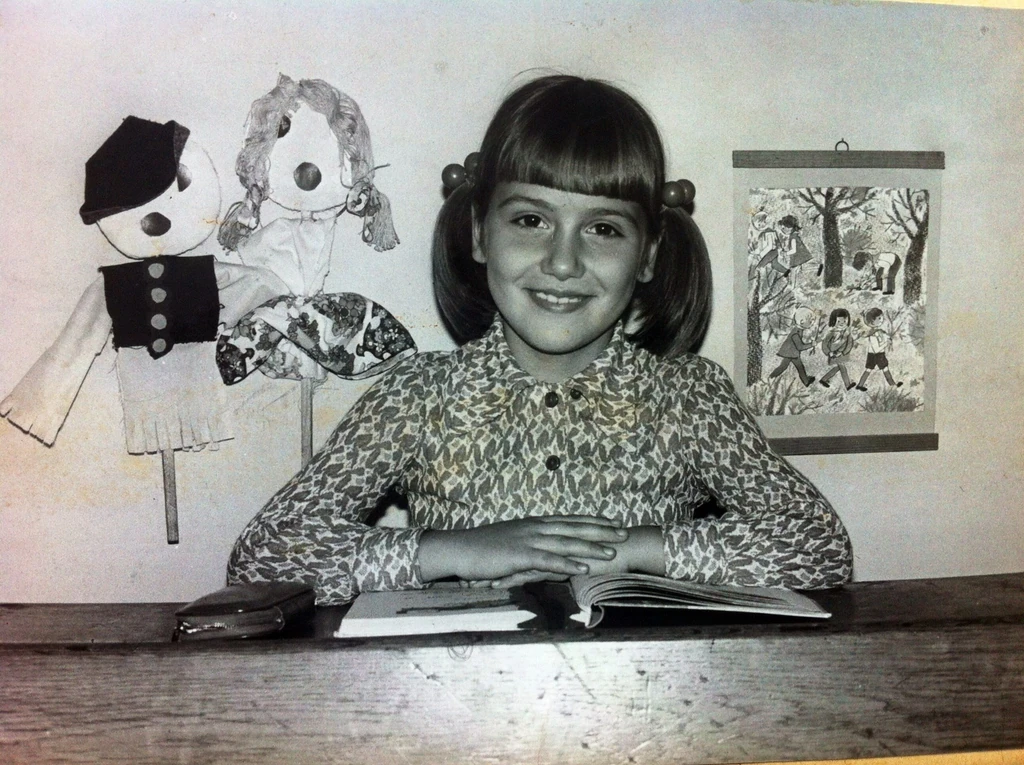 1975-ben kislányként klasszikus copfokkal