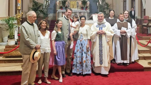 A Festetics család a kis Scarlett keresztelőjén Keszthelyen