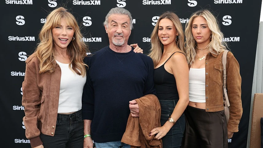 Sylvester Stallone a feleségével, Jennifer Flavinnel és a három lányuk közül kettővel  