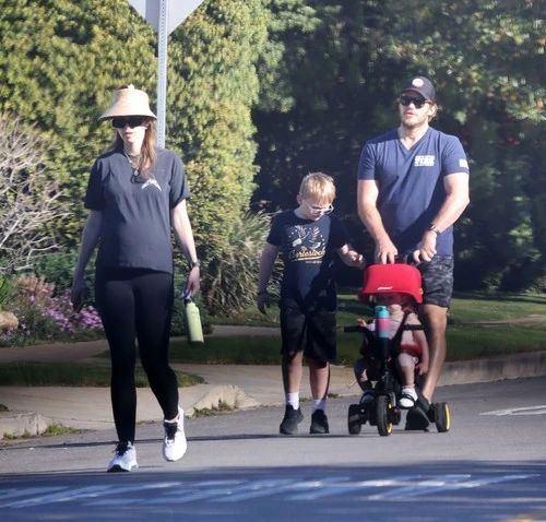Chris Pratt és Katherine Schwarzenegger lánya ma már jól működnek mozaikcsaládként is (Fotó: Profimedia)