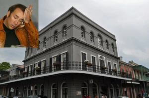 Míg a legtöbb sztár tengerparti luxusvillára költ, addig Nicolas Cage egy „kísértetkastélyt” újított be: a beszámolók szerint New Orleans-i LaLaurie-ház falai között a 19. században számos gyilkosság és kínzás történt, amiket jobbára a ház úrnője követett el. Cage több mint egymilliárd forint értékben vásárolta meg a rettegett ingatlant, amit később anyagi problémái miatt elveszített