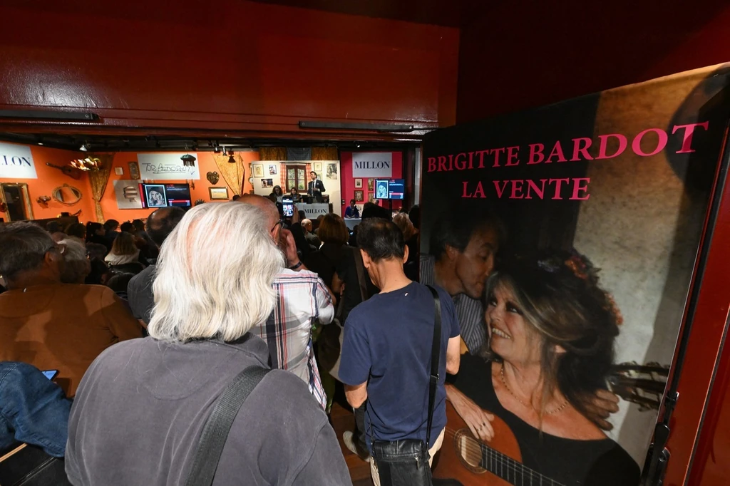 Tömegeket vonzott az aukció, amelyen Brigitte Bardot személyes tárgyait árverezték el