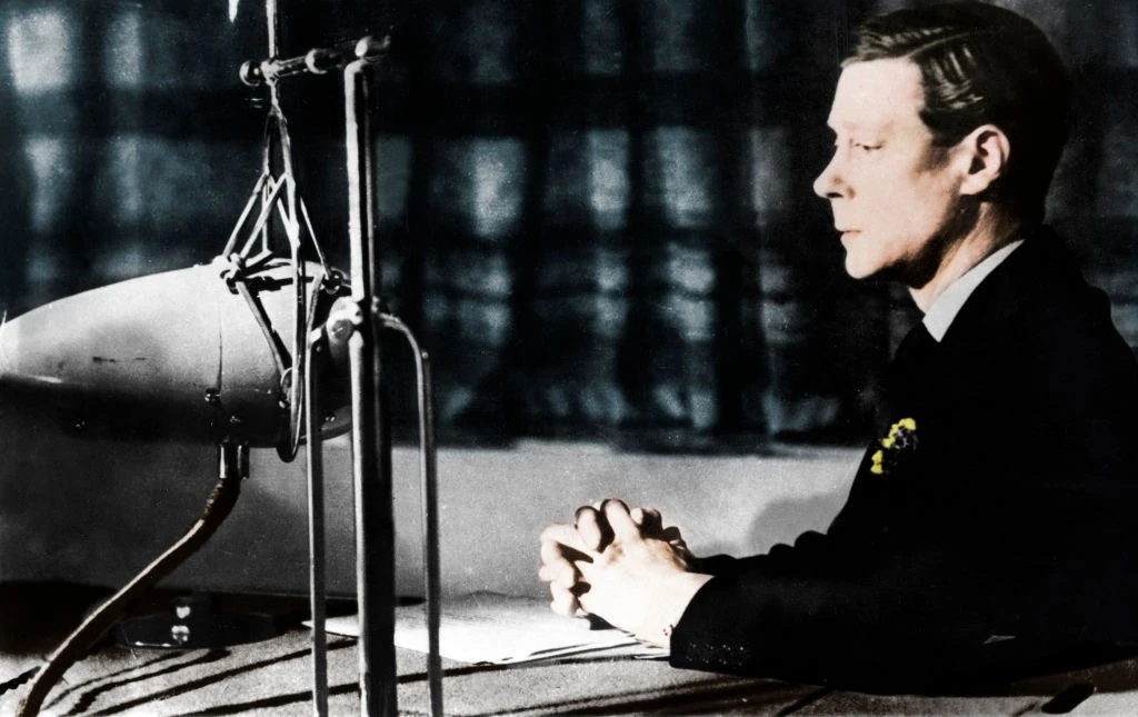 VIII. Eduárd király bejelenti a rádióban, hogy lemond a trónról