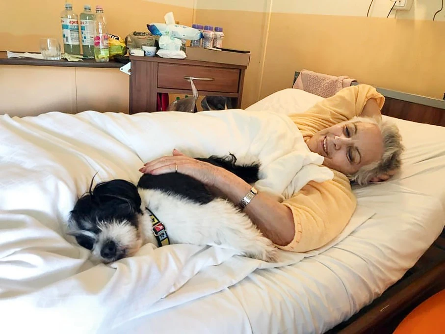 Édesanyja és Karcsika a kórházban (Fotó: Archív)