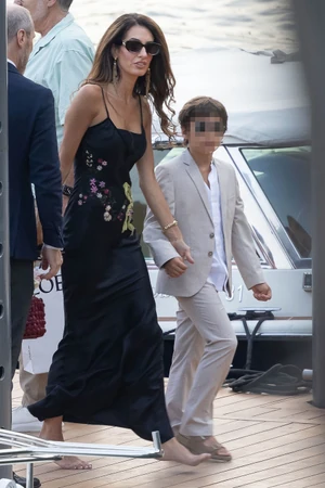 Alexander kiköpött mini George Clooney volt az elegáns zakójában