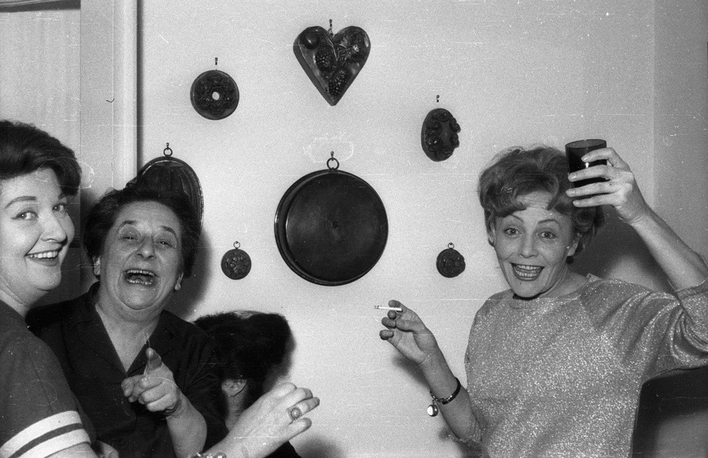 Balra Balogh Erzsi, középen Gobbi Hilda, jobbra Temessy Hédi egy házibuliban 1965-ben