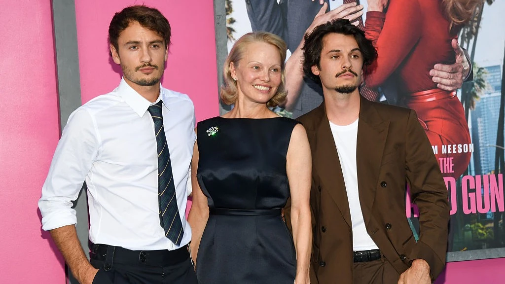 Pamela Anderson láthatóan nagyon büszke a két fiára, Brandonra (balra) és Dylanre 