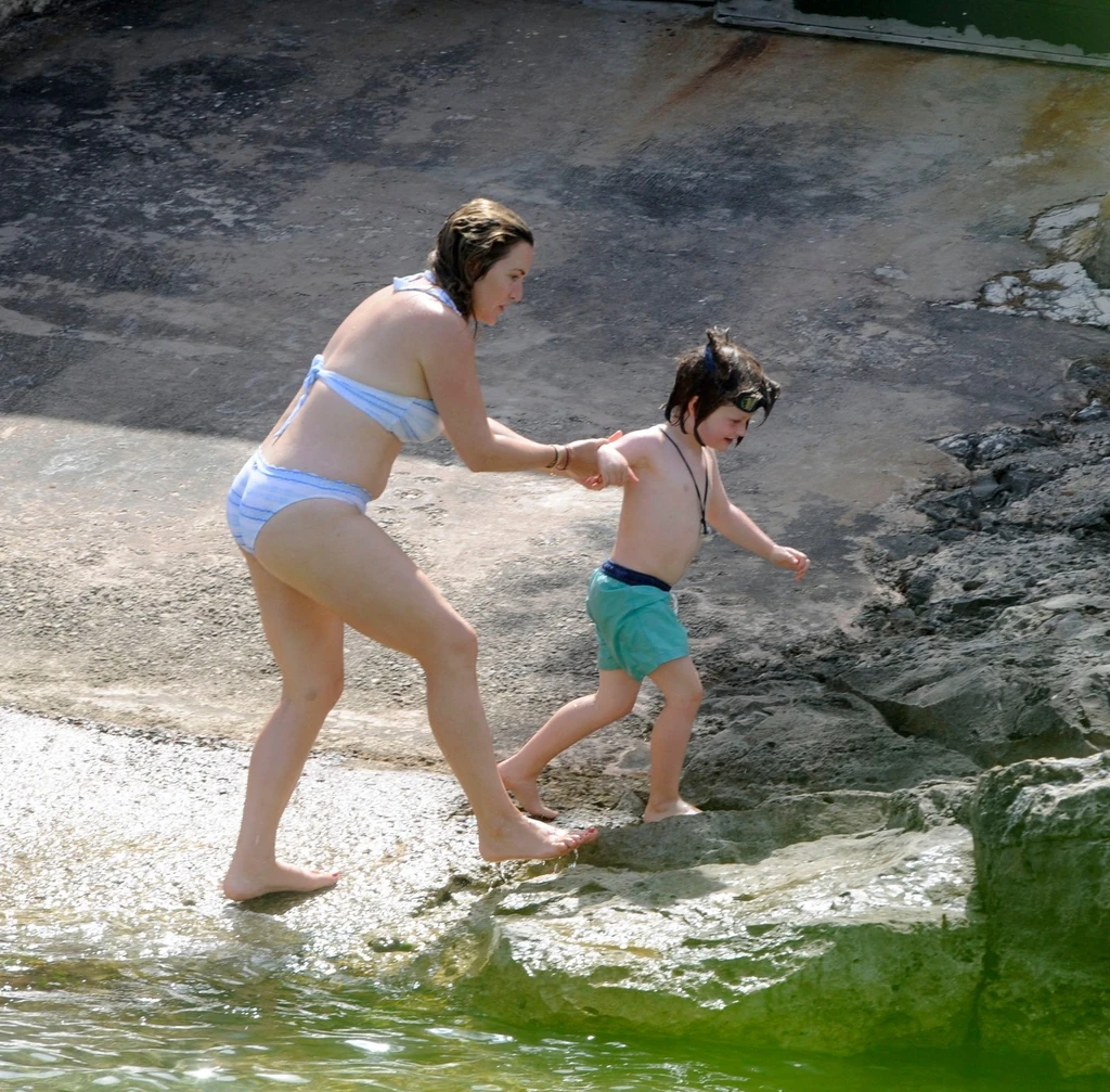 Nem takargatja a lesifotósok elől az alakját