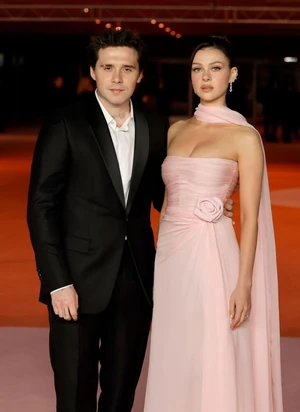 Nemcsak Brooklyn Beckham született dúsgazdag családba, a felesége Nicola Peltz szülei is milliárdosok, így futotta a luxuslagzira  