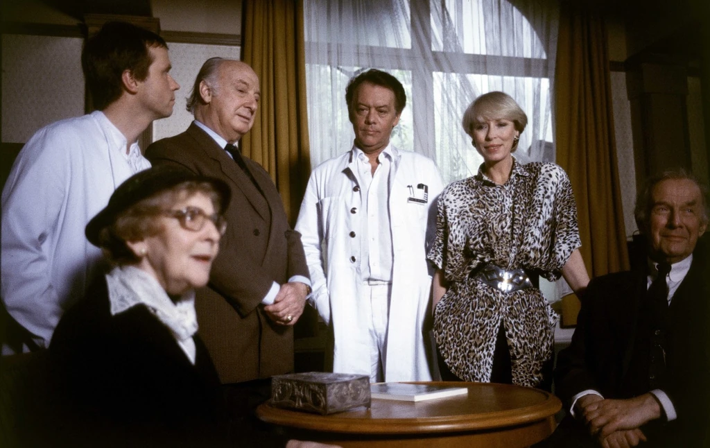 A professzor mellett álló Meis kisasszony Brinkmann titkárnője volt (Fotó: Profimedia)