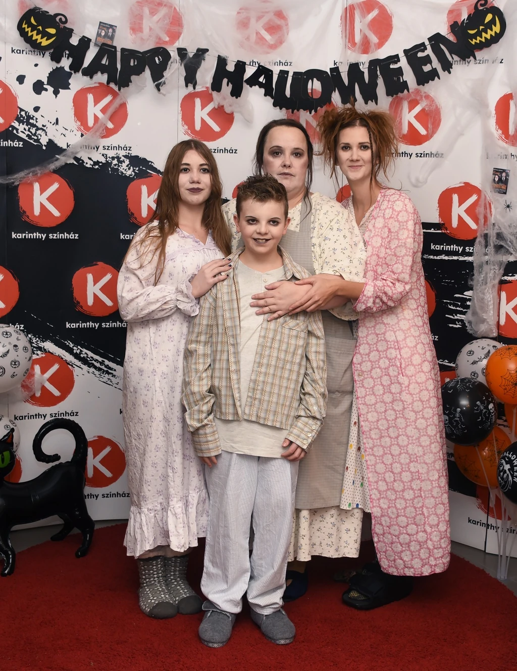 A színésznő imád gyerekekkel játszani. A képen épp a Karinthy Színház Kísértetház című előadásának szereplőivel látható (Fotó: Olajos Piroska/fotocentral.hu)