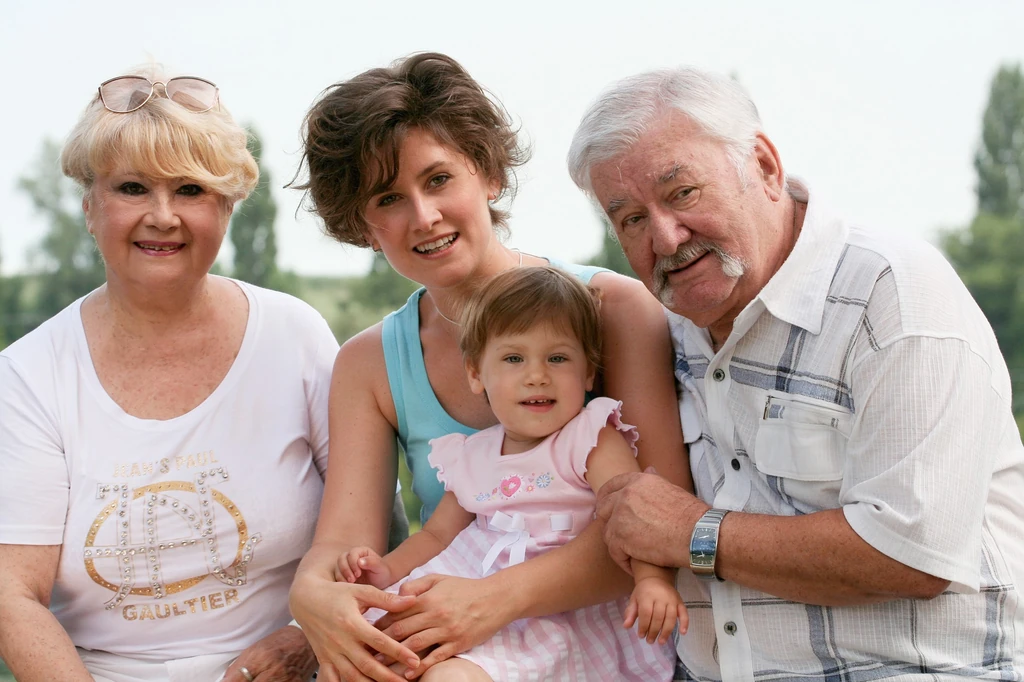 Lányával, unokájával és volt férjével, Petrovics Emillel (Fotó: Archív)