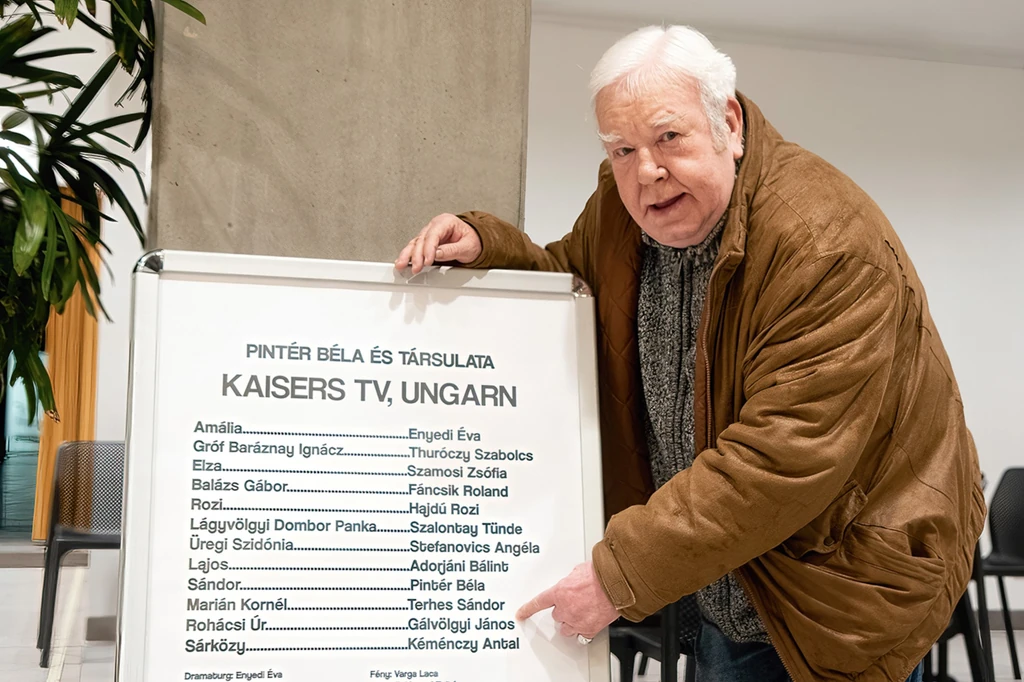 A társulat tagjai egy dallal köszöntötték