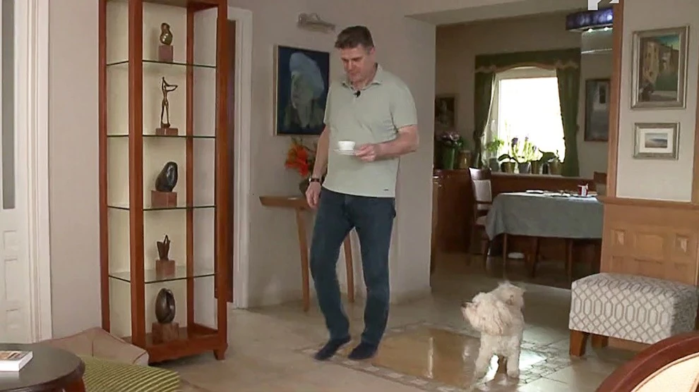 Kávézással és kutyasétáltatással indul a napja (Fotó: Archív)